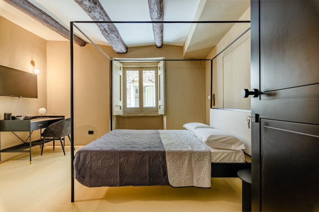 Scegliere dove dormire a Napoli significa scegliere la comodità. The Neapolitan BB ti offre la posizione perfetta per visitare uno dei simboli della città: Piazza del Gesù Nuovo. La nostra struttura si trova proprio a Spaccanapoli, tra questa splendida piazza con la sua chiesa e il Monastero di Santa Chiara, e l'animata Piazza San Domenico Maggiore. Uscendo dall'imponente portale settecentesco del nostro palazzo, ti troverai immerso nel panorama artistico e culturale della città antica, a pochi minuti a piedi da tutte le principali attrazioni.
Dove Dormire Vicino a Piazza del Gesù a Napoli | The Neapolitan BB