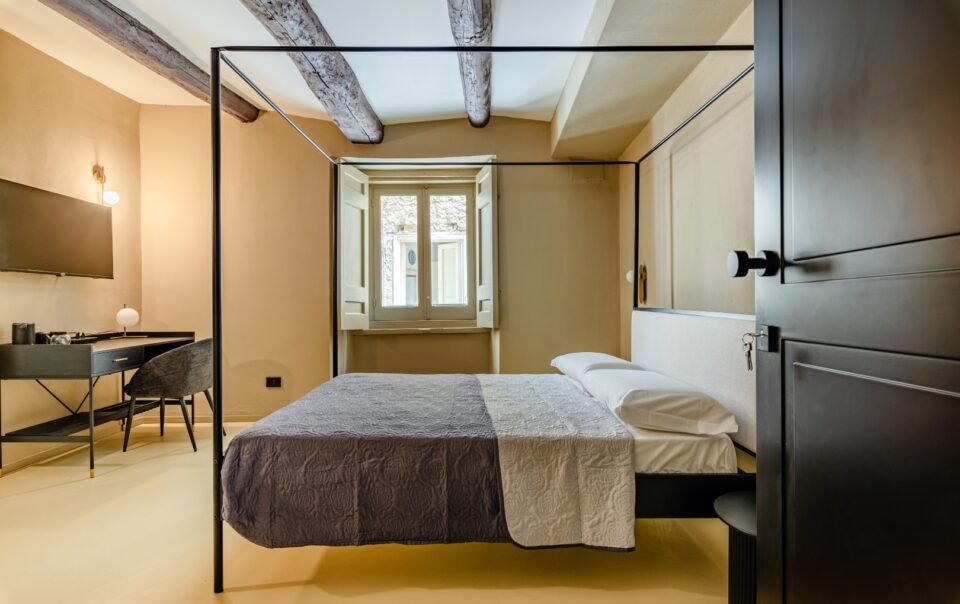 Scegliere dove dormire a Napoli significa scegliere la comodità. The Neapolitan BB ti offre la posizione perfetta per visitare uno dei simboli della città: Piazza del Gesù Nuovo. La nostra struttura si trova proprio a Spaccanapoli, tra questa splendida piazza con la sua chiesa e il Monastero di Santa Chiara, e l'animata Piazza San Domenico Maggiore. Uscendo dall'imponente portale settecentesco del nostro palazzo, ti troverai immerso nel panorama artistico e culturale della città antica, a pochi minuti a piedi da tutte le principali attrazioni. Dove Dormire Vicino a Piazza del Gesù a Napoli | The Neapolitan BB