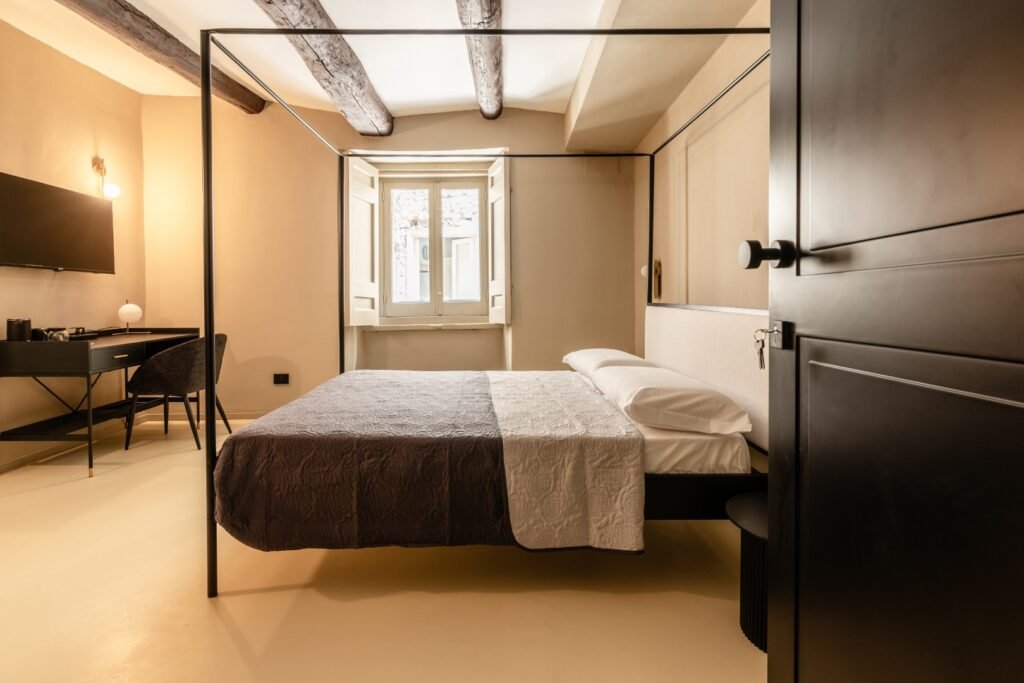 B&B Centro Storico Napoli - The Neapolitan BB
Nel Palazzo Carafa della Spina a Via Benedetto Croce 45
