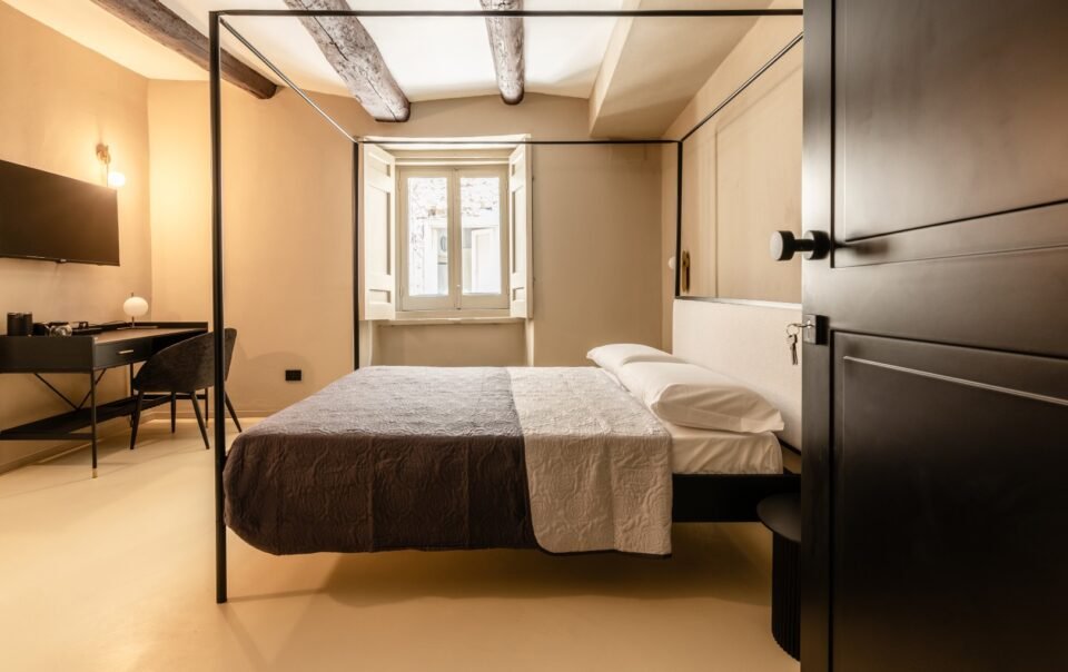 B&B Centro Storico Napoli - The Neapolitan BB Nel Palazzo Carafa della Spina a Via Benedetto Croce 45