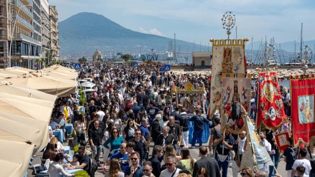 Offerta Pasqua e Ponte del 25 Aprile a Napoli: Tradizione e Relax in Centro The Neapolitan BB