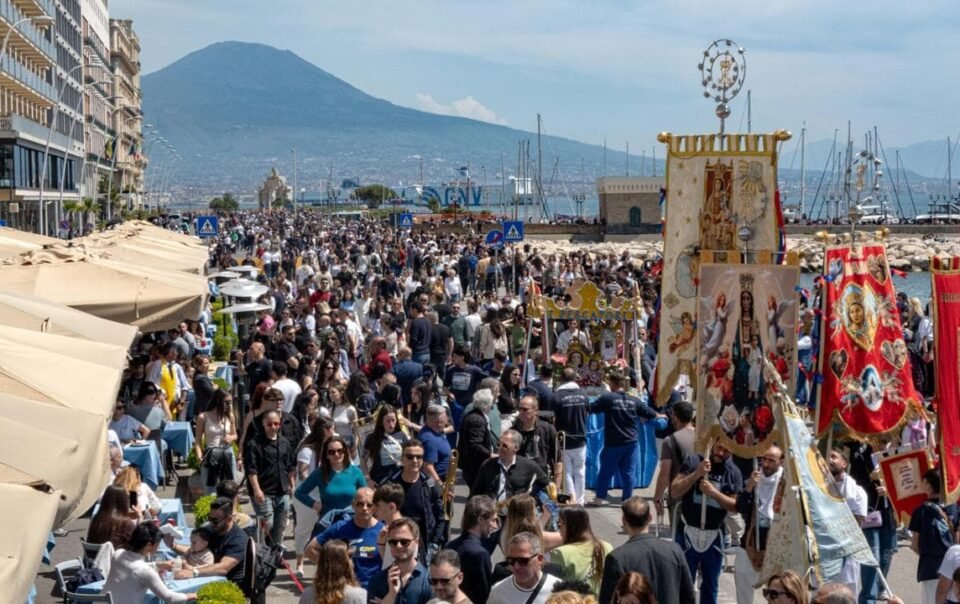 Offerta Pasqua e Ponte del 25 Aprile a Napoli: Tradizione e Relax in Centro The Neapolitan BB