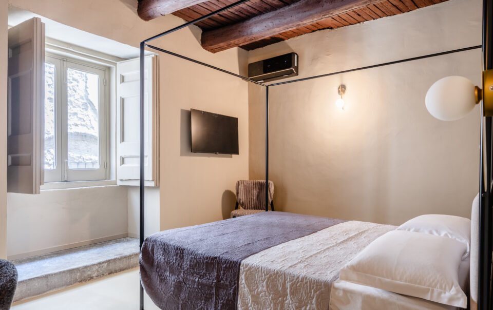 Camera e Appartamento De Luxe | The Neapolitan nel Palazzo Carafa della Spina, Napoli | Via Benedetto Croce 45