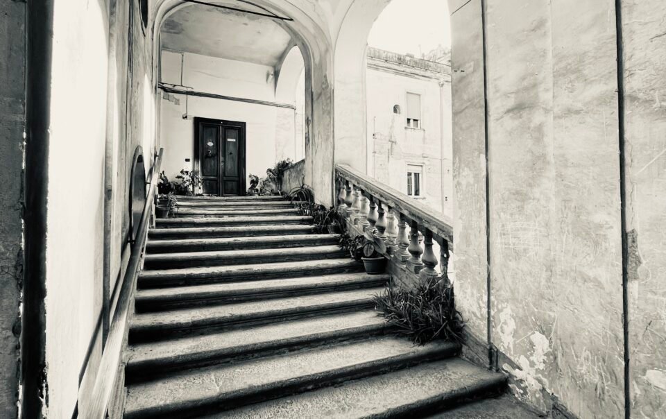 Dormire in Via Benedetto Croce 45: La Storia del Palazzo Carafa della Spina a Napoli | The Neapolitan BB