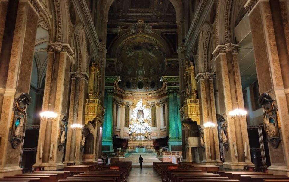Il Duomo di Napoli e il Tesoro di San Gennaro: Soggiorna a Due Passi dalla Fede e dalla Storia