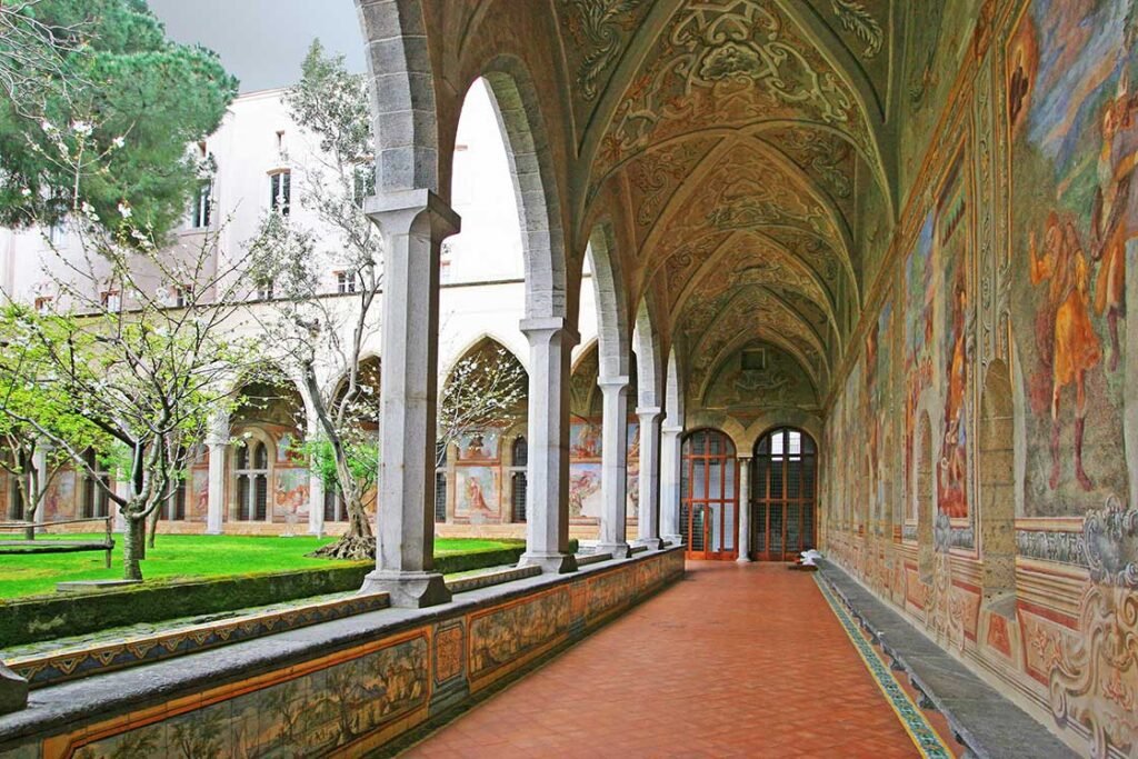 Complesso di Santa Chiara 3 minuti Famoso per il maestoso Chiostro Maiolicato, un giardino paradisiaco con 64 pilastri rivestiti di maioliche.