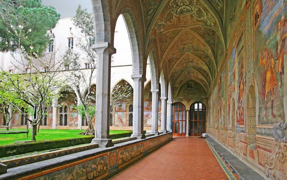 Complesso di Santa Chiara 3 minuti Famoso per il maestoso Chiostro Maiolicato, un giardino paradisiaco con 64 pilastri rivestiti di maioliche.