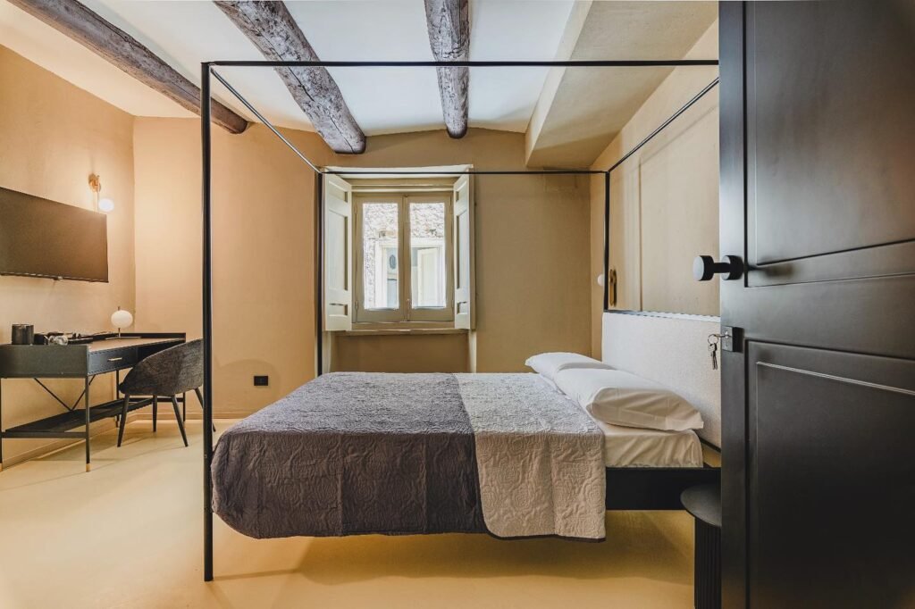 weekend a Napoli centro storico breve weekend Napoli The Neapolitan B&B Via Benedetto Croce 45 Palazzo Carafa della Spina posizione strategica Spaccanapoli