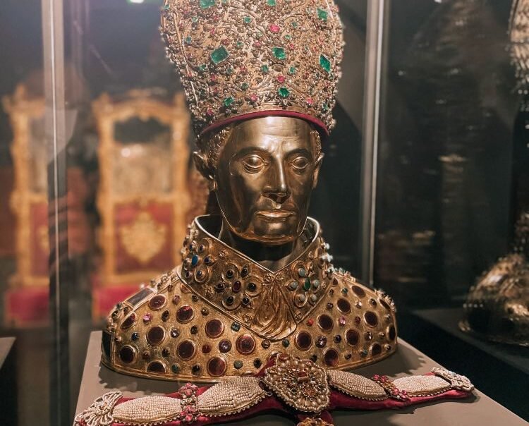 The Neapolitan B&B near Naples Cathedral | Discover the San Gennaro Treasure from the Historic Center