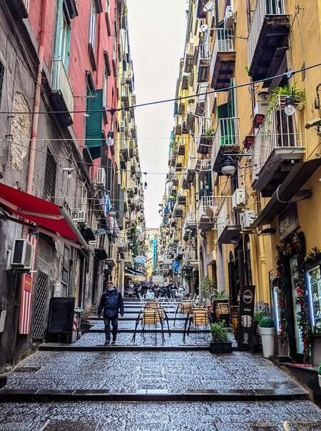 Il Cuore Pulsante di Napoli: Spaccanapoli, Quartieri Spagnoli e gli Eventi del Centro Storico Titolo SEO: Spaccanapoli e Quartieri Spagnoli | Eventi e Itinerari nel Centro Storico da The Neapolitan B&B Meta Description: Esplora Spaccanapoli e i Quartieri Spagnoli a due passi da The Neapolitan B&B in Via Benedetto Croce 45. Scopri eventi, concerti e tesori nascosti nel cuore di Napoli. --- Soggiornare al The Neapolitan B&B significa vivere nel punto esatto in cui la storia di Napoli si scrive ogni giorno: Via Benedetto Croce 45 è il cuore di Spaccanapoli, l'antico decumano che taglia il centro storico. Da qui, tutto è a portata di mano. Spaccanapoli: La Via della Vita Uscendo dal portale di Palazzo Carafa della Spina, sei già nel flusso di Spaccanapoli. A sinistra, Piazza del Gesù Nuovo (30 secondi) con la sua facciata a punta di diamante e l'obelisco dell'Immacolata. A destra, Piazza San Domenico Maggiore (1 minuto) con la pasticceria Scaturchio e la chiesa gotica che custodisce le tombe dei re aragonesi. Proseguendo, incontri Via San Gregorio Armeno (5 minuti), la strada dei presepi, e la Cappella Sansevero (7 minuti). I Quartieri Spagnoli: Un Labirinto di Vita e Colore A pochi passi da Spaccanapoli, oltre Via Toledo, si aprono i Quartieri Spagnoli, un dedalo di vicoli stretti e scalinate che raccontano la Napoli più autentica. Qui si trovano: · Il celebre Murales di Maradona in Via Emanuele De Deo (circa 900 metri, 12 minuti a piedi) · Le friggitorie e le botteghe artigiane che animano i vicoli · Le scalinate caratteristiche che offrono scorci mozzafiato sulla città Eventi e appuntamenti nel centro storico L'estate 2026 porta musica e spettacoli nei luoghi più suggestivi del centro: · Chiostro in Musica (11 luglio) – omaggio ai Coldplay a Santa Maria la Nova · Vico d'Estate (15 luglio – 30 agosto) – teatro e musica nel Chiostro della SS. Trinità e Paradiso · Giro Giro Napoli – visite guidate gratuite per bambini a Castel Nuovo, Palazzo Reale e Pio Monte della Misericordia Un weekend perfetto in centro Venerdì sera: Aperitivo in Piazza del Gesù, cena in una trattoria di Spaccanapoli, passeggiata notturna tra le chiese illuminate. Sabato: Mattina al Cristo Velato e a Napoli Sotterranea. Pomeriggio tra le botteghe di San Gregorio Armeno. Sera al Chiostro in Musica. Domenica: Colazione da Scaturchio, visita ai Quartieri Spagnoli e al murales di Maradona, pranzo in una friggitoria storica. Il rientro: In pochi minuti sei a Via Benedetto Croce 45, nel silenzio di Palazzo Carafa della Spina. Parole chiave: Spaccanapoli eventi Quartieri Spagnoli Napoli The Neapolitan B&B itinerario centro storico Napoli murales Maradona Piazza del Gesù 👉 Prenota ora e vivi Napoli dal suo salotto più autentico. ---